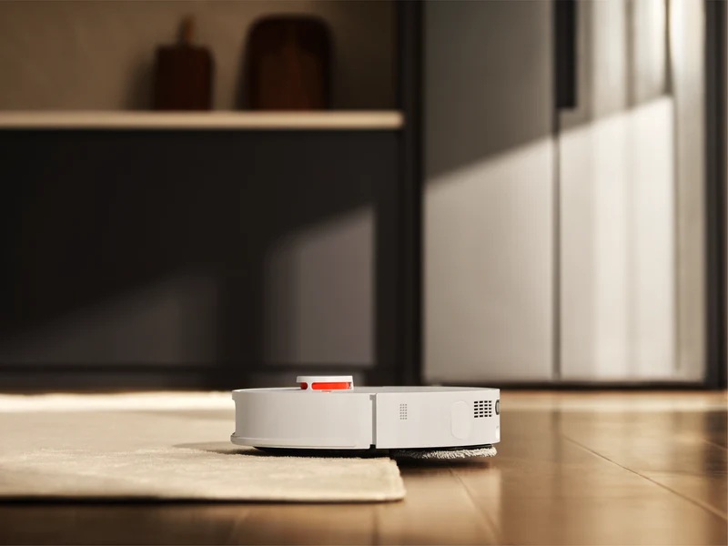 Robot sprzątający JONR T5 Pro Gen 2 wjeżdża na dywan z uniesionymi mopami