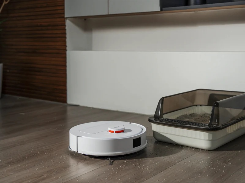 Robot JONR T5 Lite zbiera żwir rozsypany obok kociej kuwety